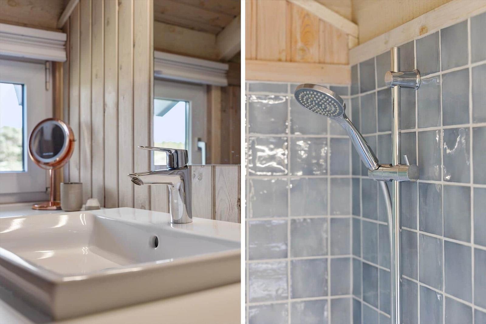 Bad mit Waschbecken und Dusche mit Glasfliesen