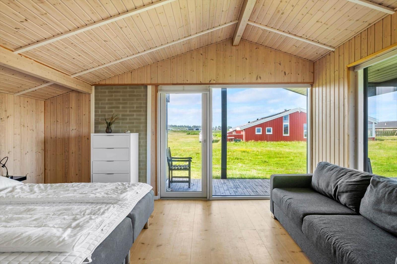 Schlafzimmer mit Blick auf roten Schuppen und Grasflächen