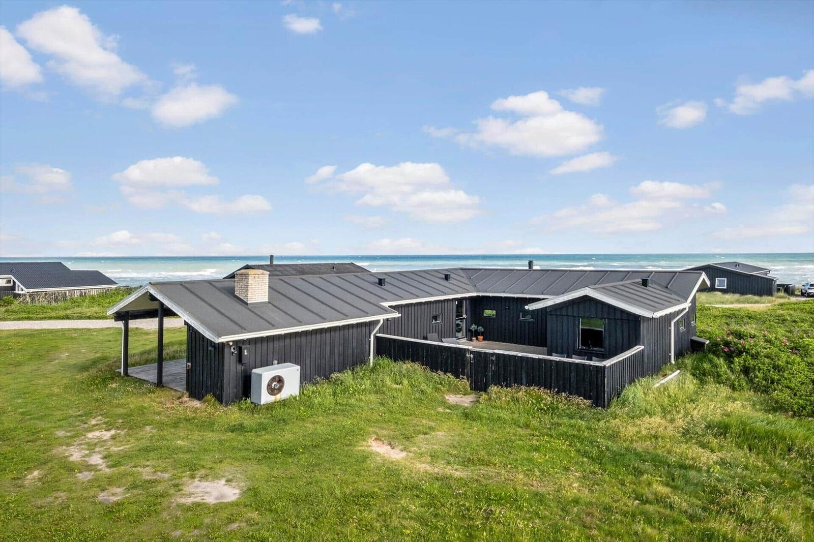 Moderne Strandhaus mit Terrasse und Blick auf das Meer