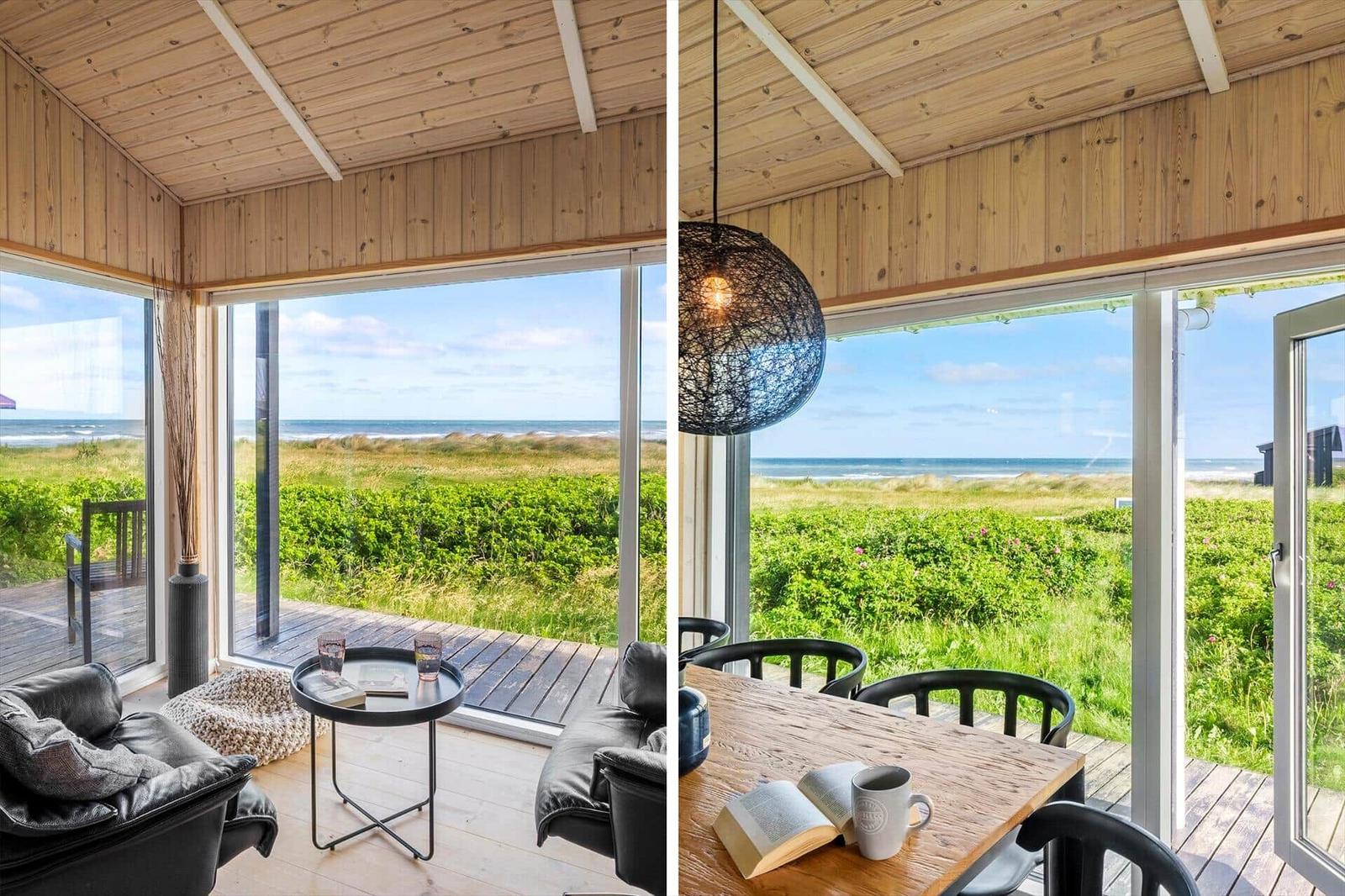 Wohnraum mit Blick auf Strand und Grünfläche. Esstisch mit Stühlen und Hängelampe.
