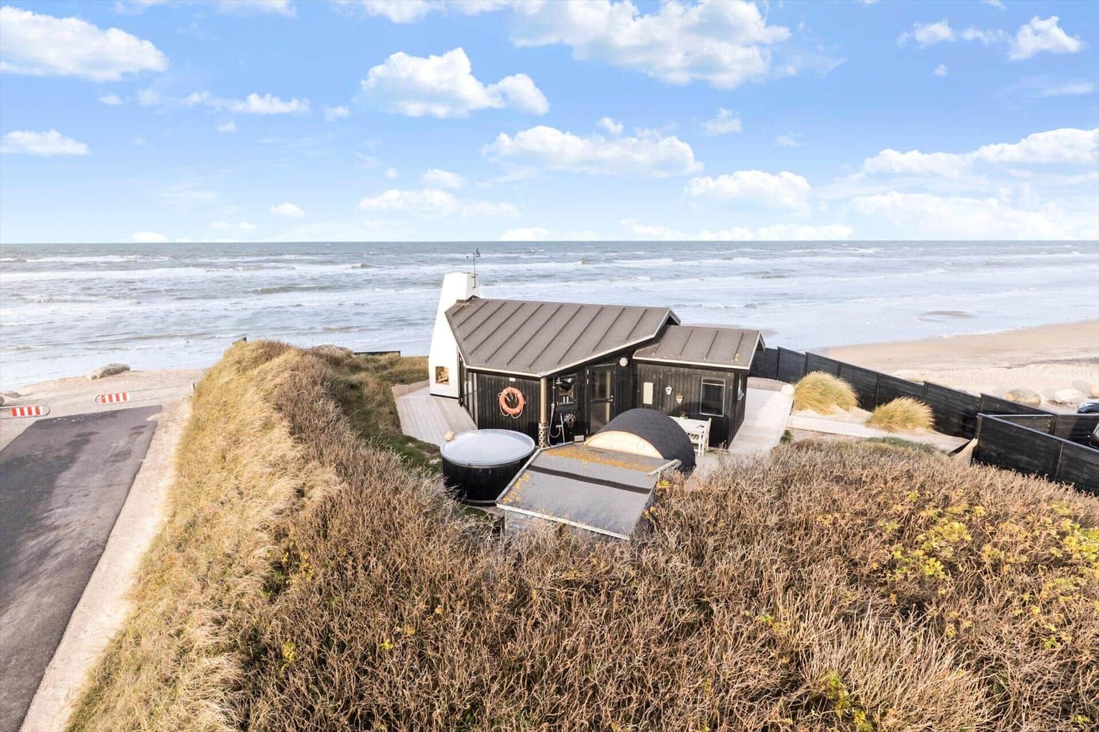 Moderne Strandhütte mit Pool und Terrasse direkt am Meer.