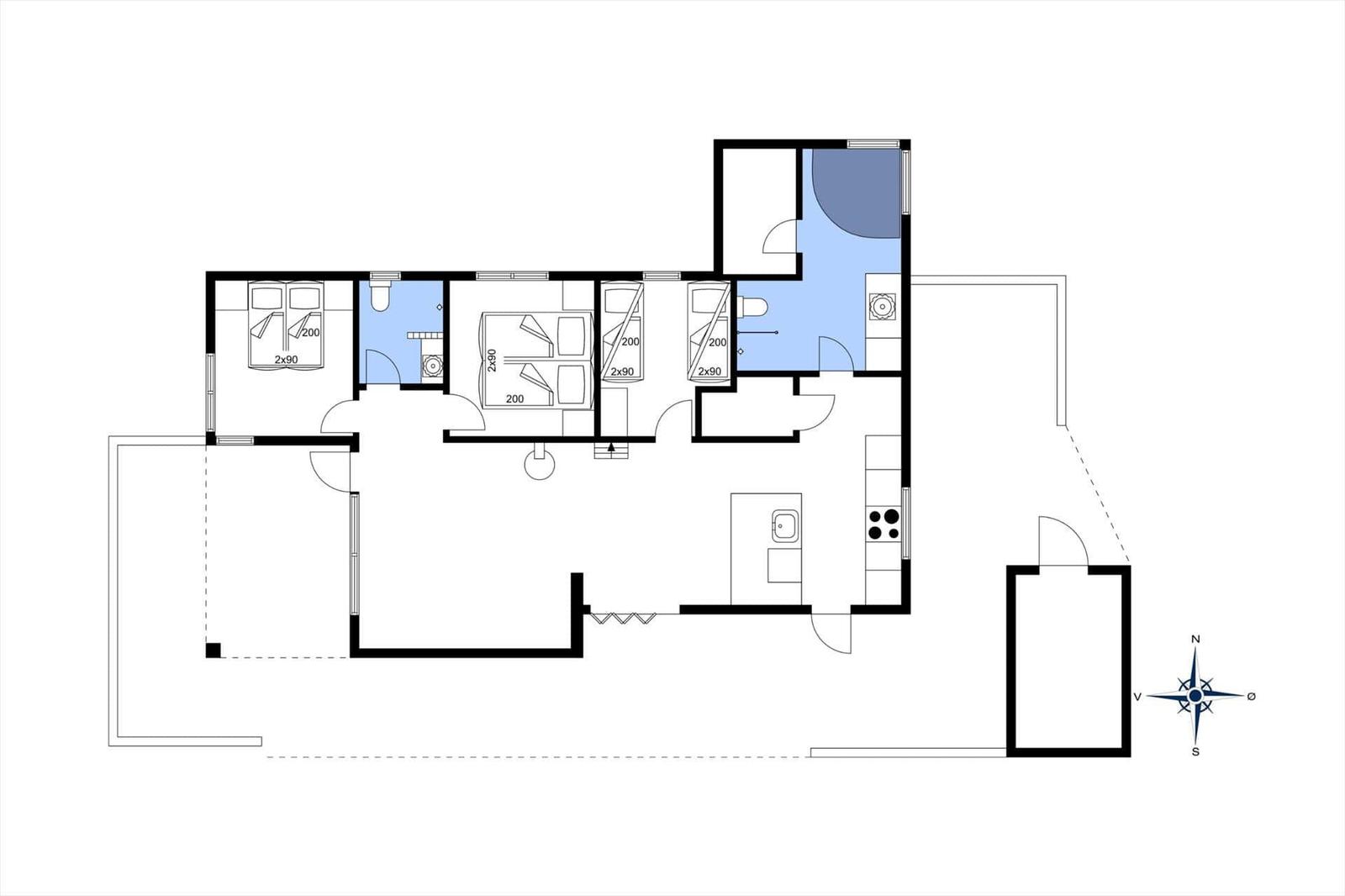Wohnung mit drei Schlafzimmern, Küche und Bad. Flur mit Treppe und Terrasse.