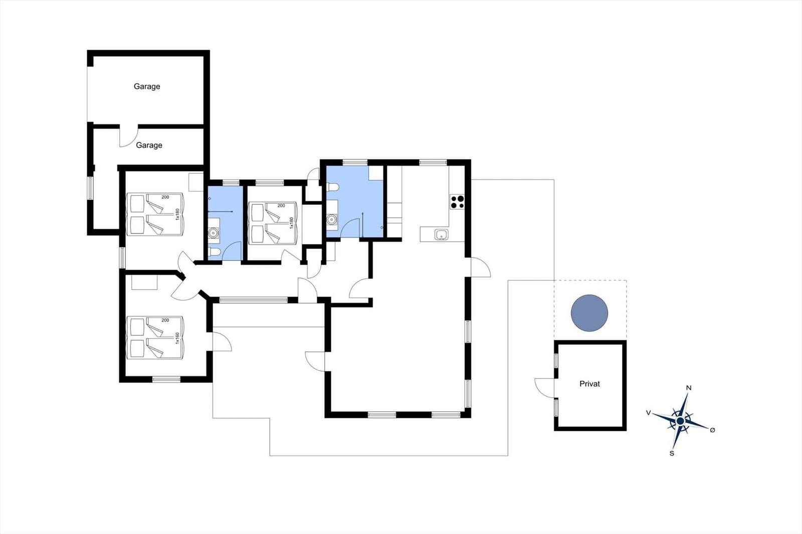 Einfamilienhaus mit Garage, drei Schlafzimmern, Küche und privatem Außenbereich.