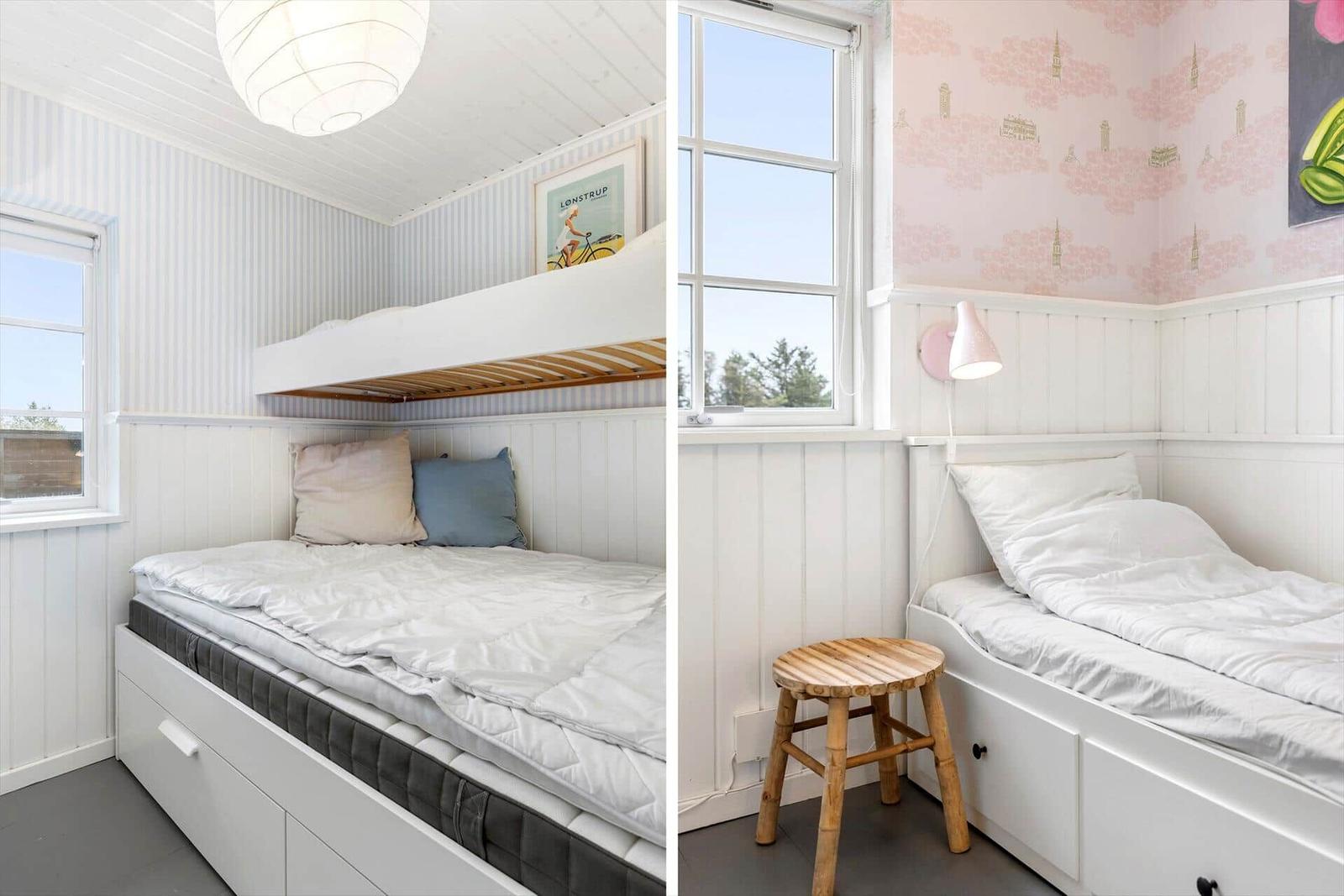 Zwei Schlafzimmer mit Matratzen und Wandpaneelen. Ein Raum hat ein Hochbett, der andere ein Einzelbett.