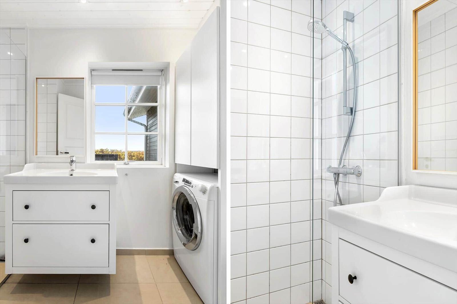 Badezimmer mit Waschmaschine, Dusche und Fenster