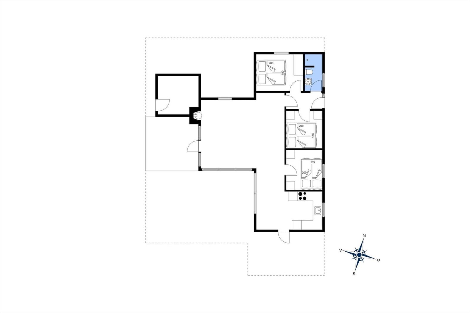 Wohnung mit drei Schlafzimmern, Küche und Bad. Raumübersicht mit Kompass.