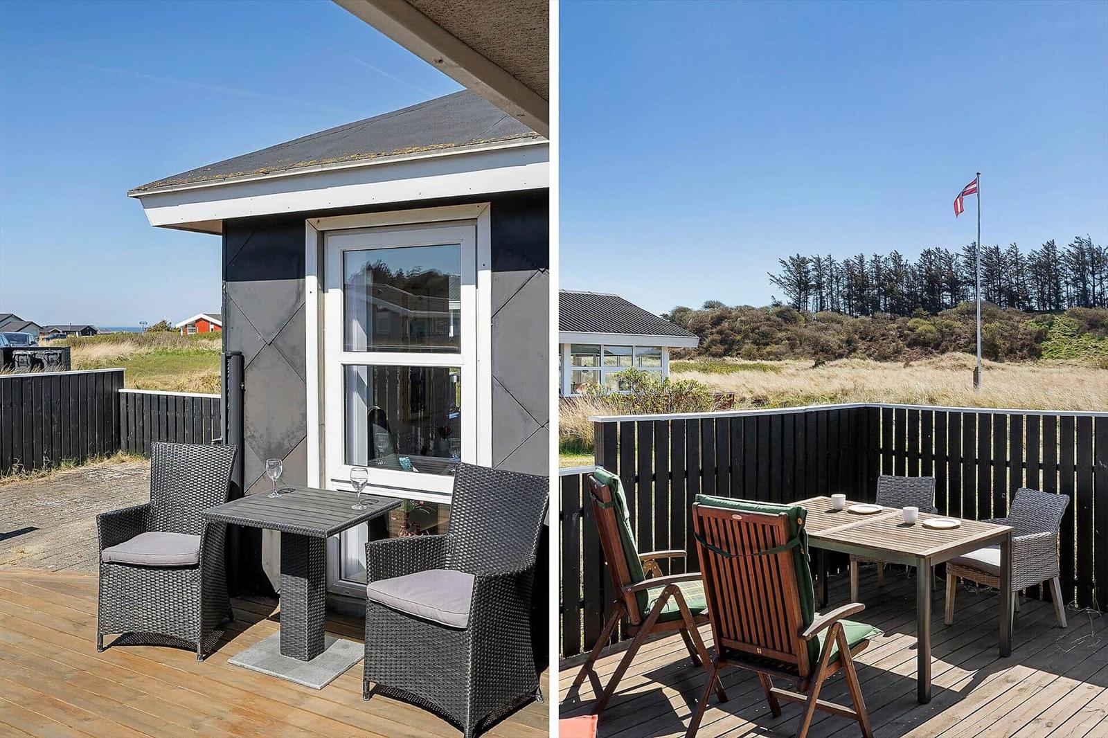 Terrasse mit Sitzgelegenheiten und Blick auf Grünland und Flagge.