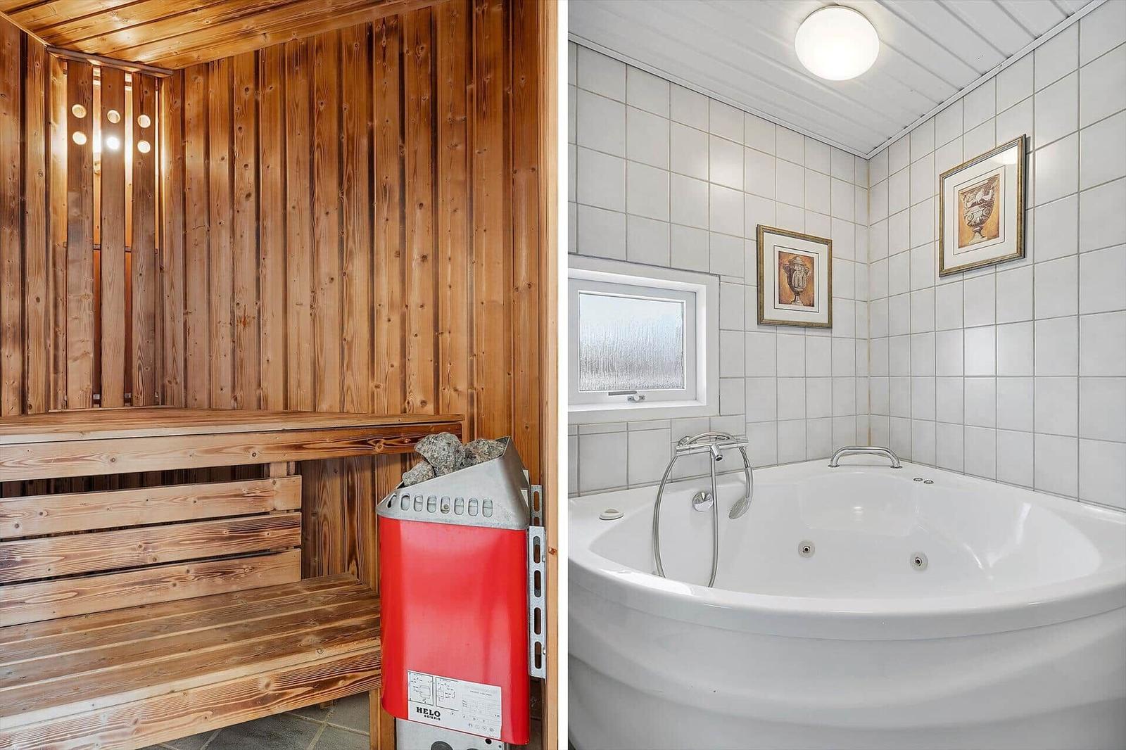 Sauna mit Holzwand und Badewanne mit Dusche