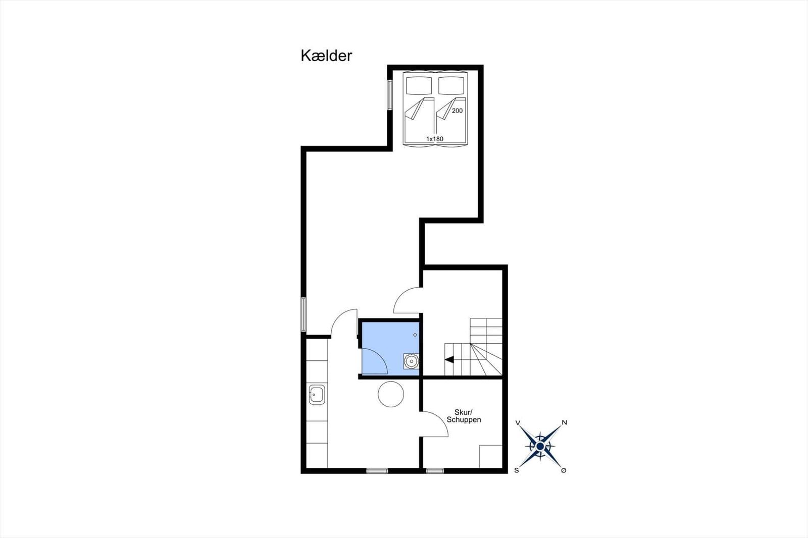 Keller mit Schlafzimmer, Bad und Skur/Schuppen. Raumübersicht mit Kompass.