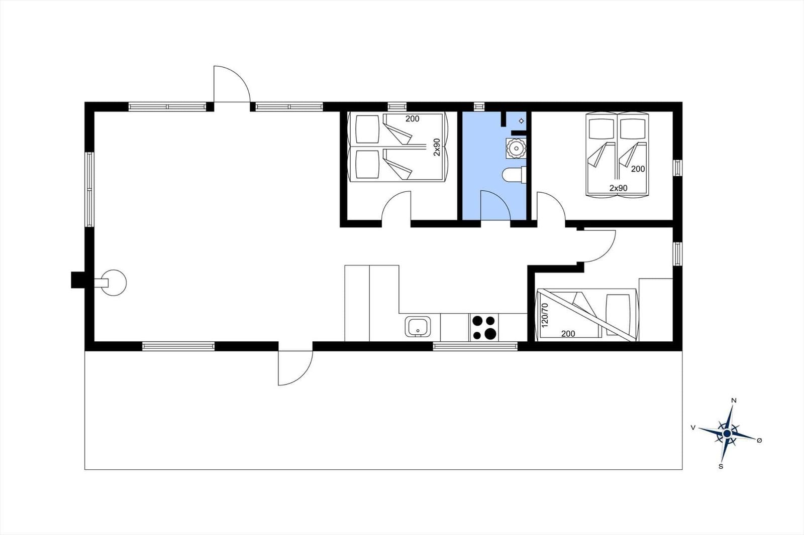 Wohnung mit zwei Schlafzimmern, Küche und Bad. Großer Wohnbereich mit Fenster.