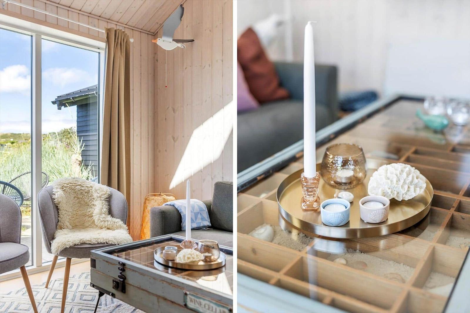Wohnzimmer mit Holzwand, Sitzgelegenheiten und Blick auf den Garten.