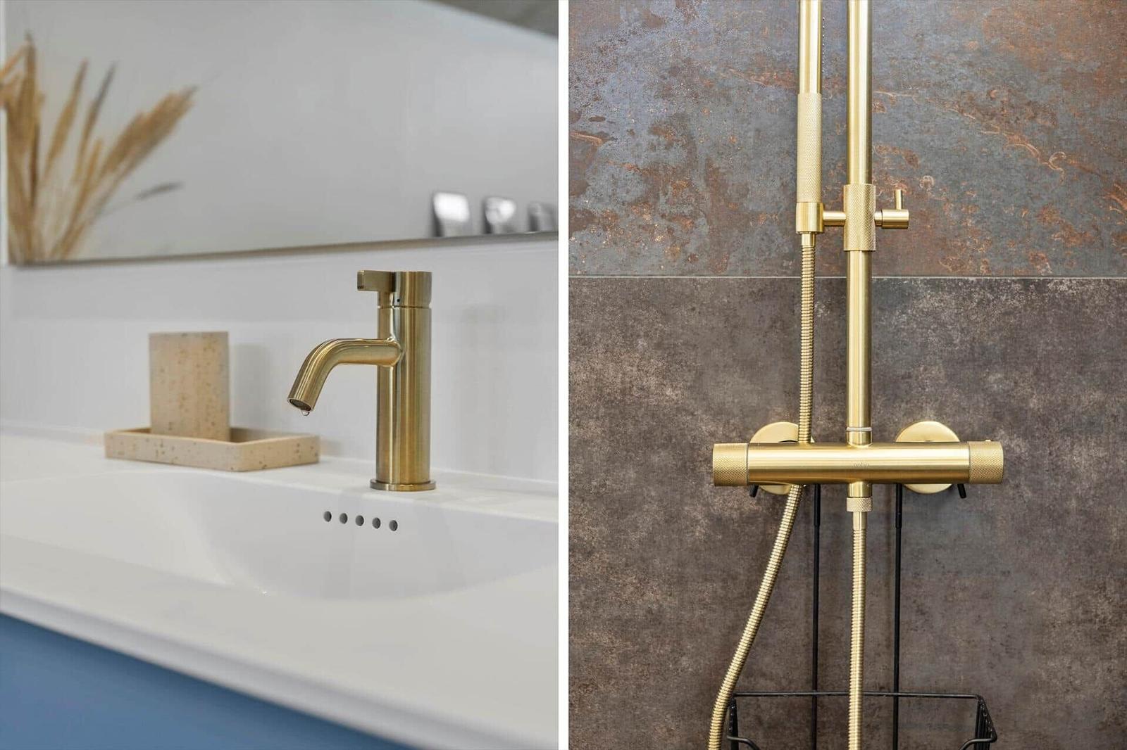 Goldfarbener Wasserhahn und Dusche mit flexibler Schlauchleitung an rustikaler Wand