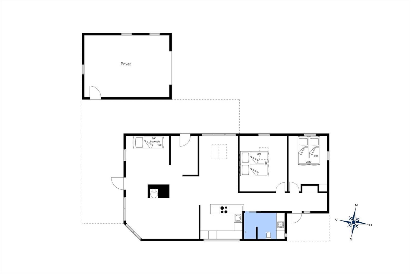 Die Wohnung hat drei Schlafzimmer, eine Küche, ein Bad und einen privaten Bereich.