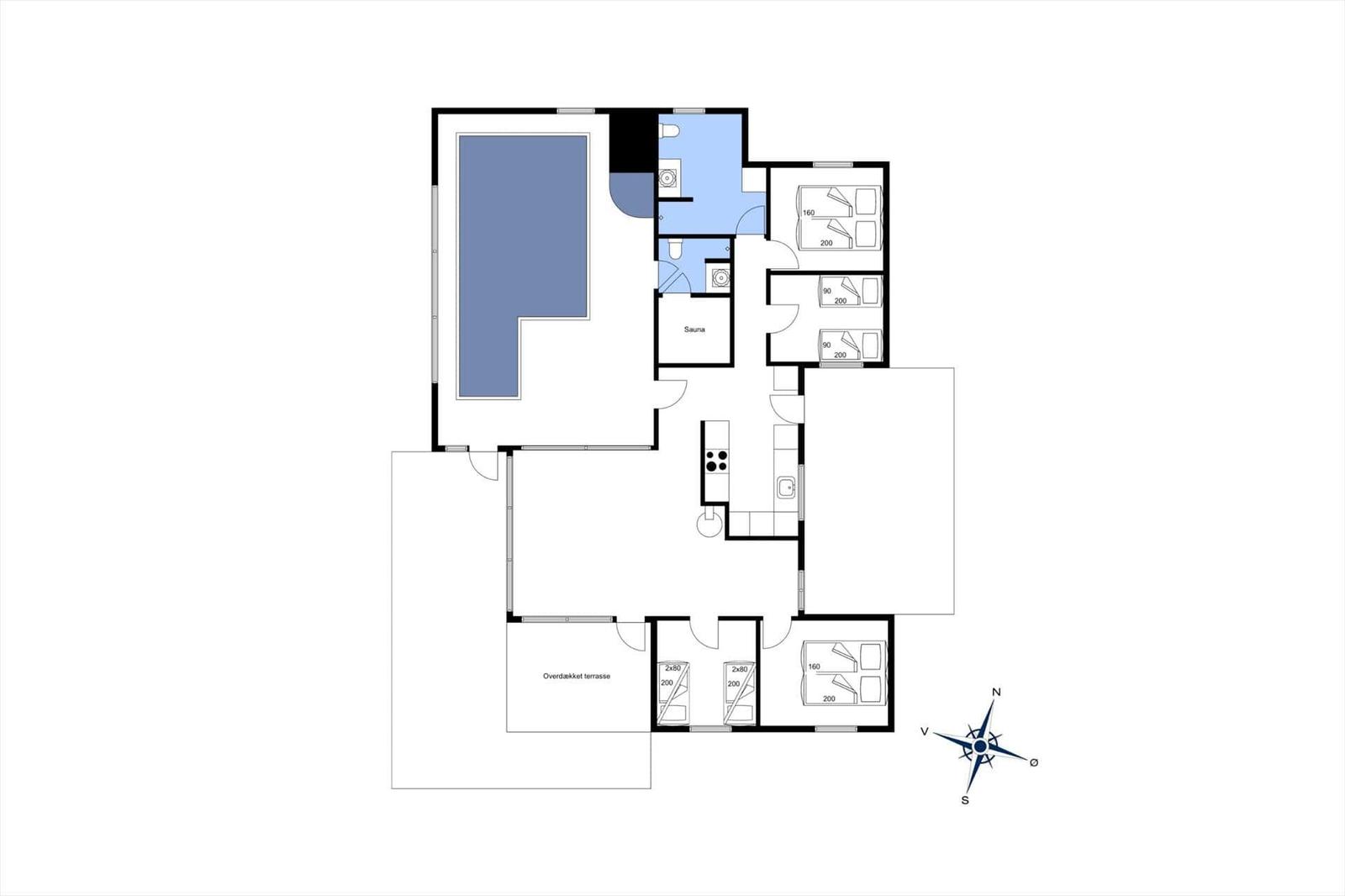Die Wohnung hat drei Schlafzimmer, eine Sauna, Küche und eine überdachte Terrasse.