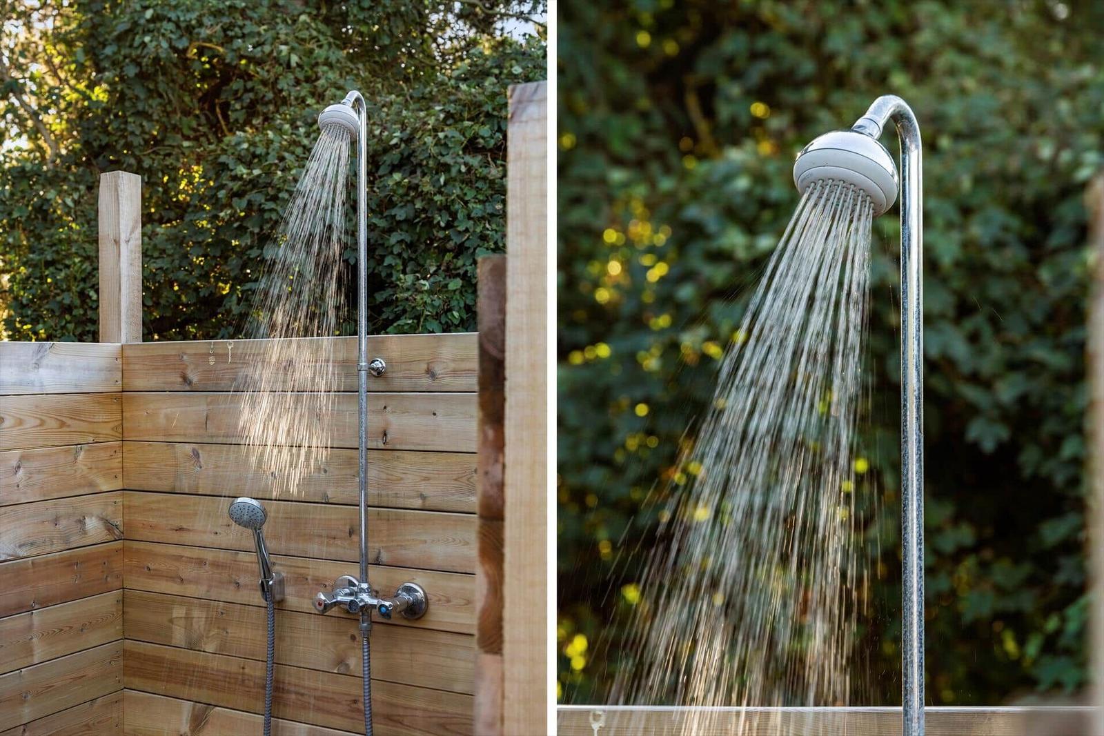 Außen-Dusche mit Holzwand und laufendem Wasser