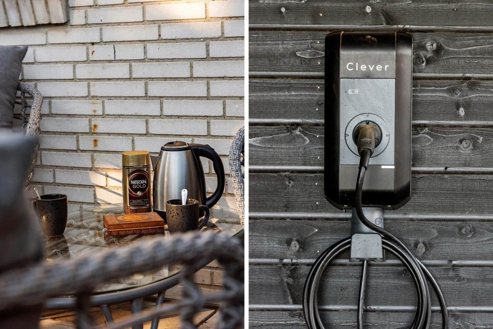 Außenbereich mit Kaffeekanne und Nescafé Gold. Elektrischer Ladepunkt an Holzwand.