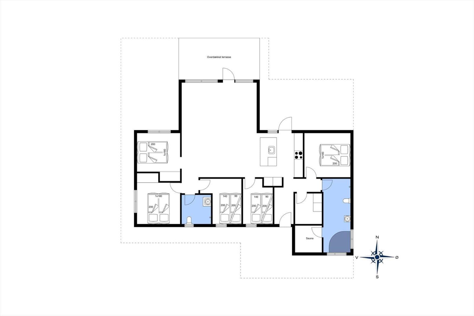 Wohnung mit vier Schlafzimmern, Küche, Sauna und überdachter Terrasse.