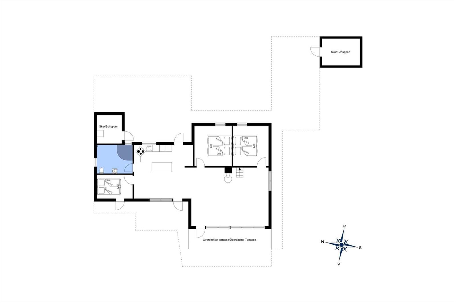 Wohnung mit zwei Schlafzimmern, Küche und überdachter Terrasse. Skur/Schuppen vorhanden.