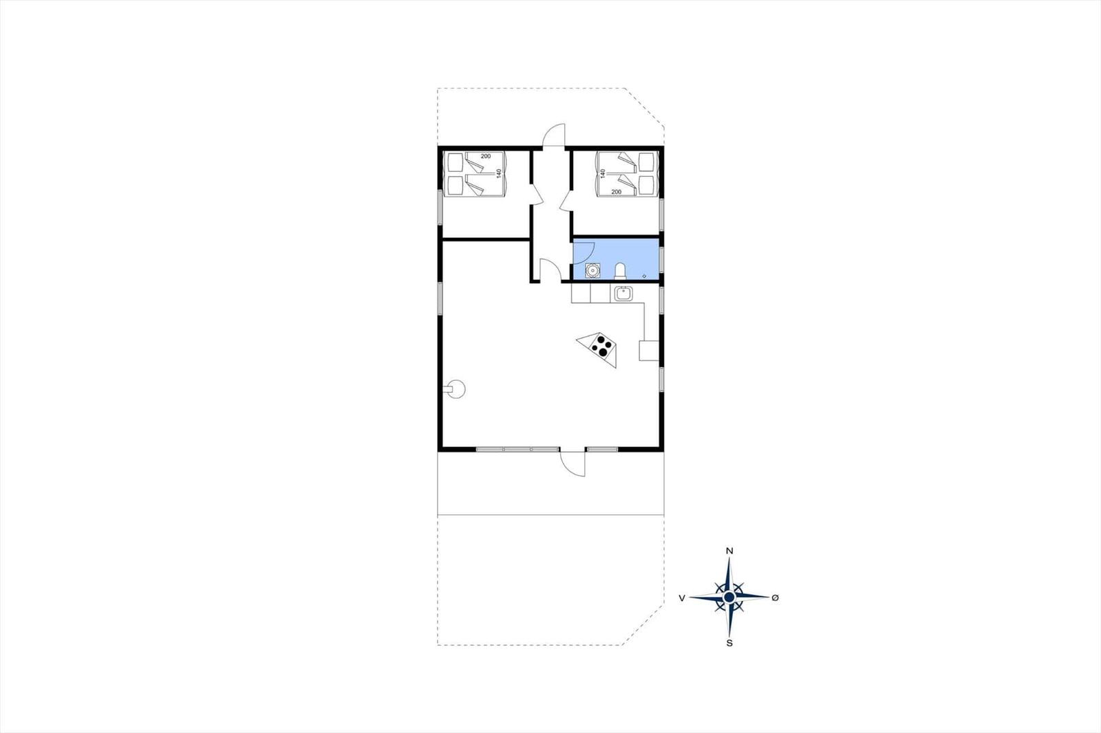 Wohnung mit Küche, Bad und zwei Schlafzimmern. Kompass zeigt Orientierung.