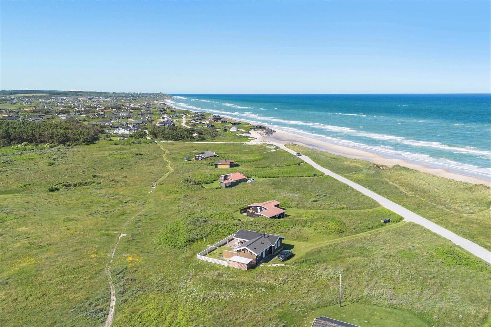 Haus mit Garten, Strand und See im Hintergrund