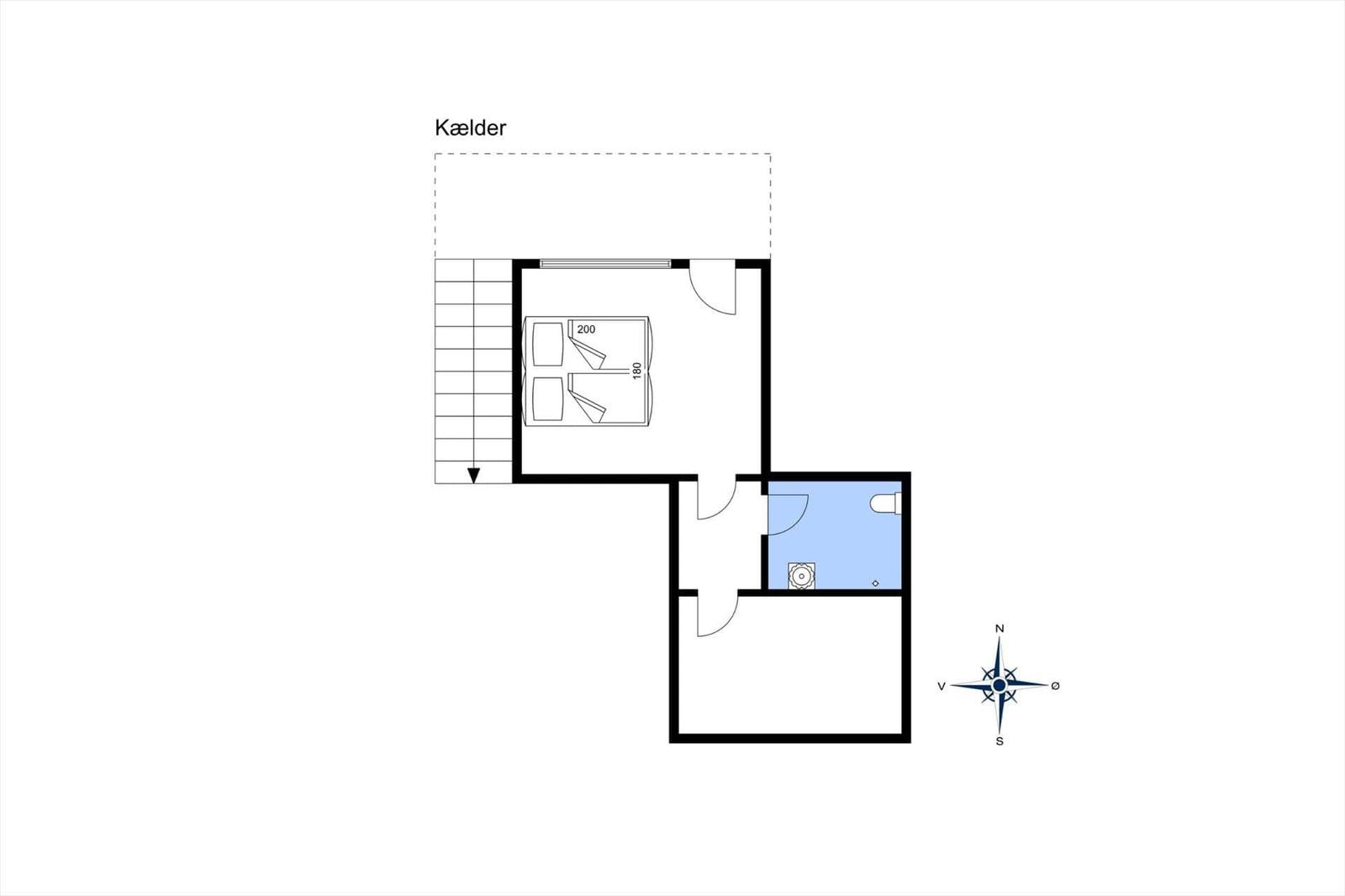 Kellerbereich mit Schlafzimmer und Bad. Raum mit Treppen und Kompass.