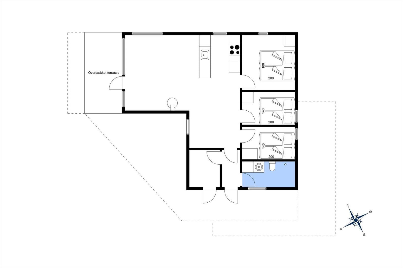 Wohnung mit drei Schlafzimmern, Küche und überdachter Terrasse.