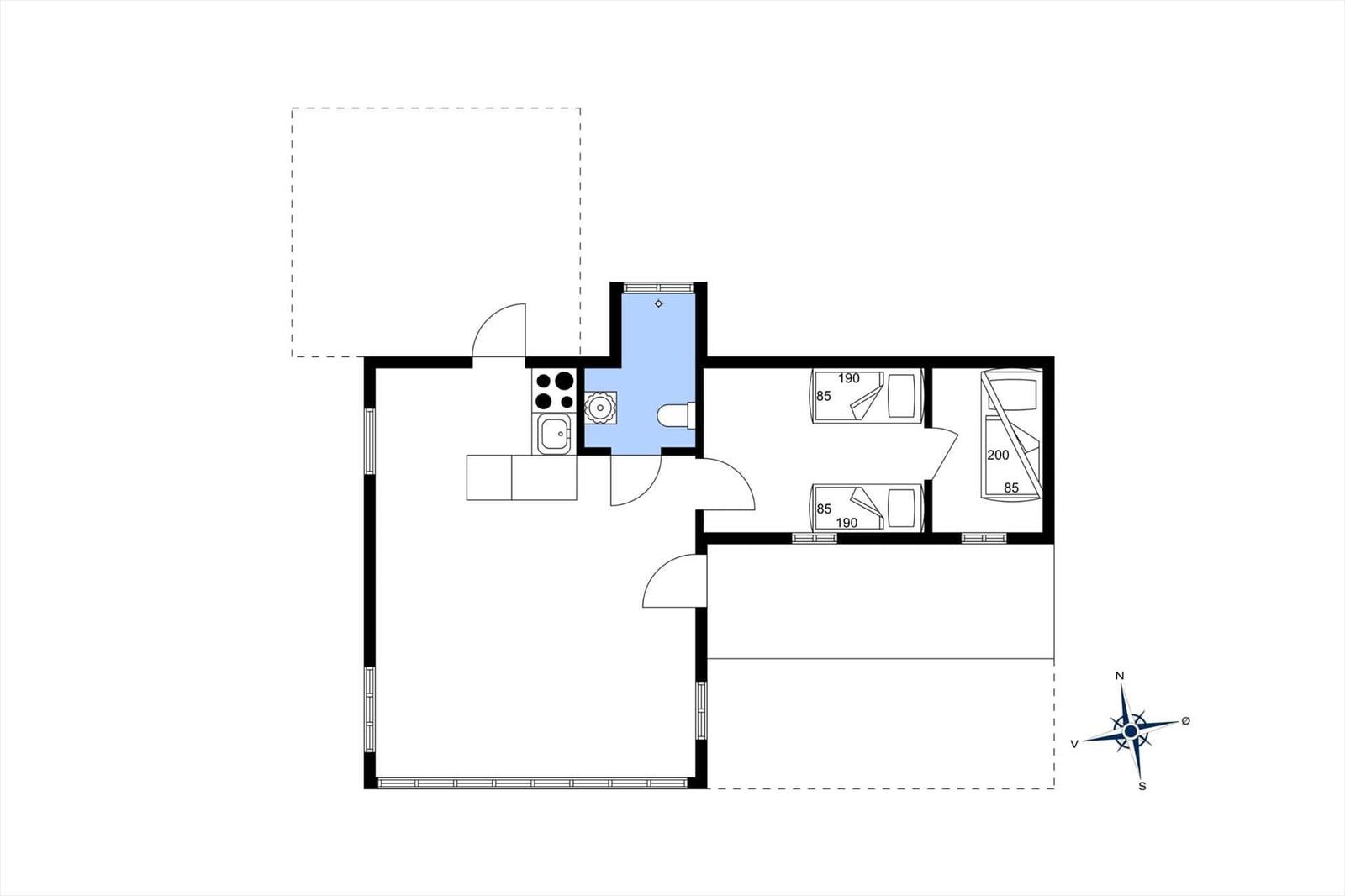 Wohnung mit Küche, Bad und drei Schlafzimmern. Flur mit Treppe. Nordostorientierung.