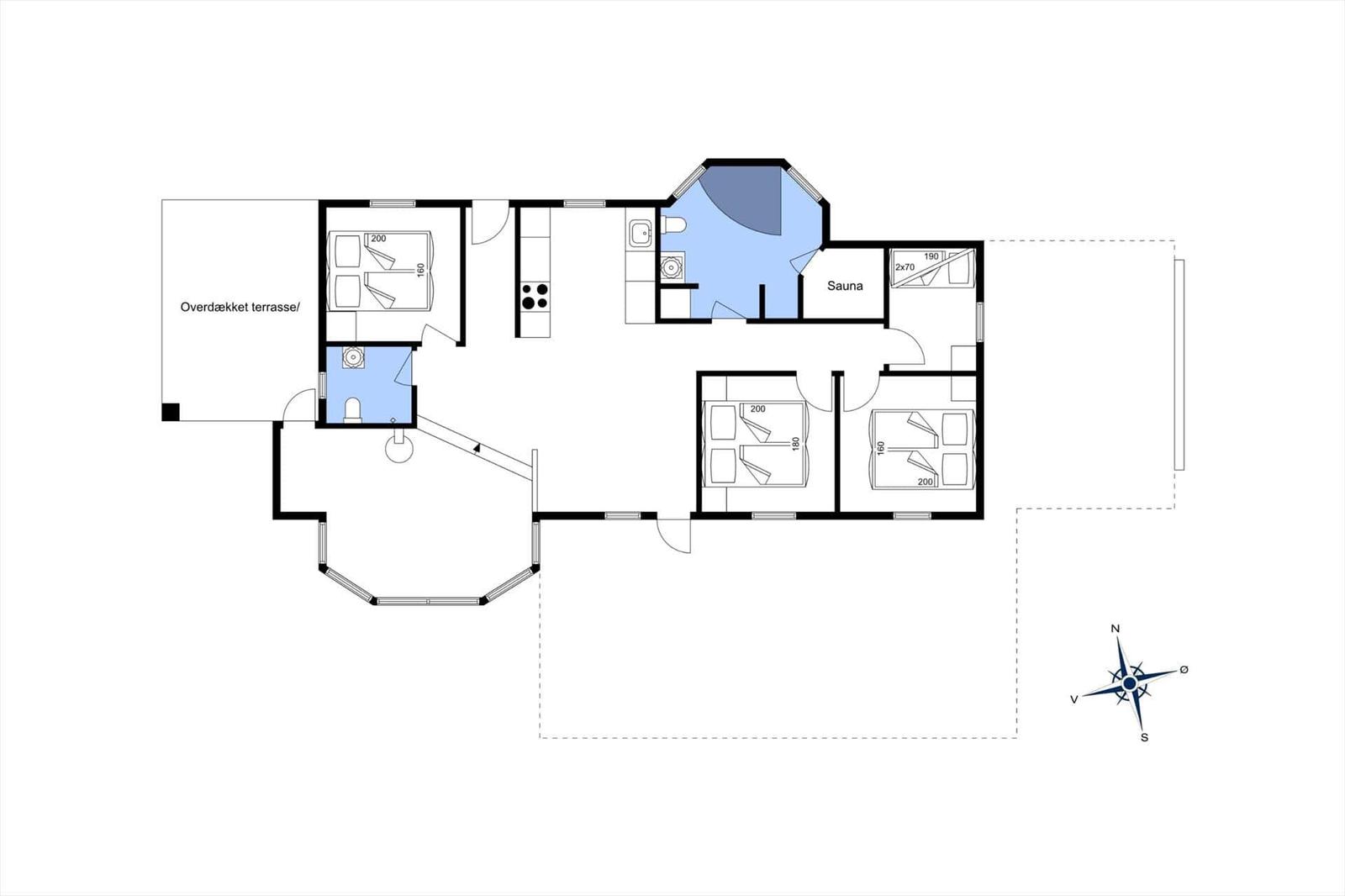 Die Wohnung hat drei Schlafzimmer, eine Sauna, Küche und eine überdachte Terrasse.