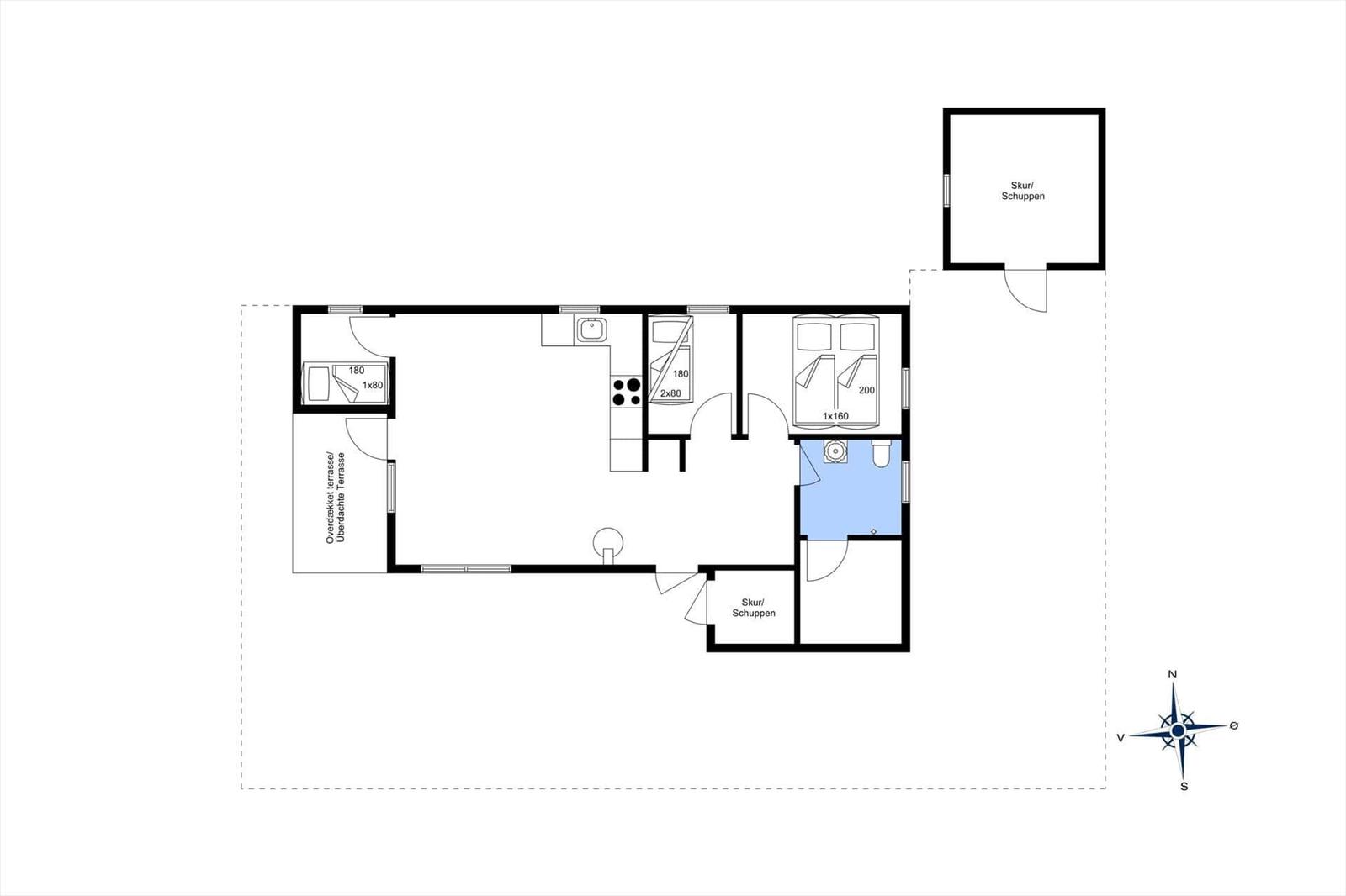 Wohnung mit Küche, zwei Schlafzimmern und überdachter Terrasse. Ein Badezimmer und zwei Schuppen sind vorhanden.