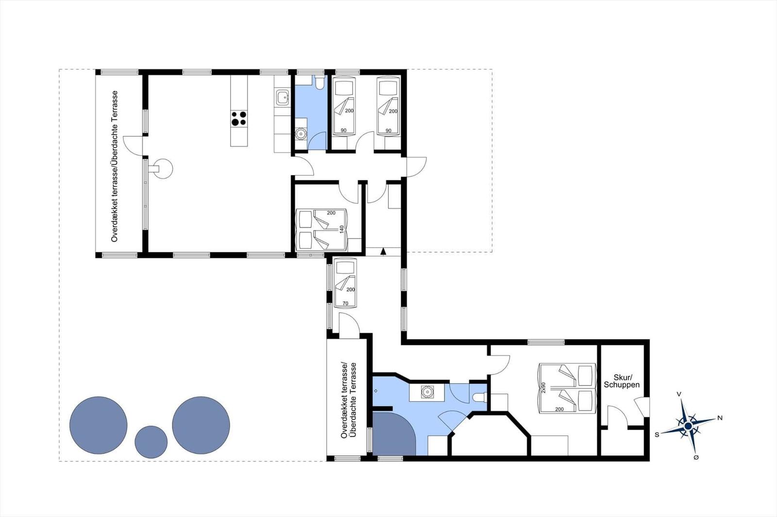 Fertiggestelltes Grundrissbild einer Ferienwohnung mit mehreren Schlafzimmern und überdachten Terrassen.