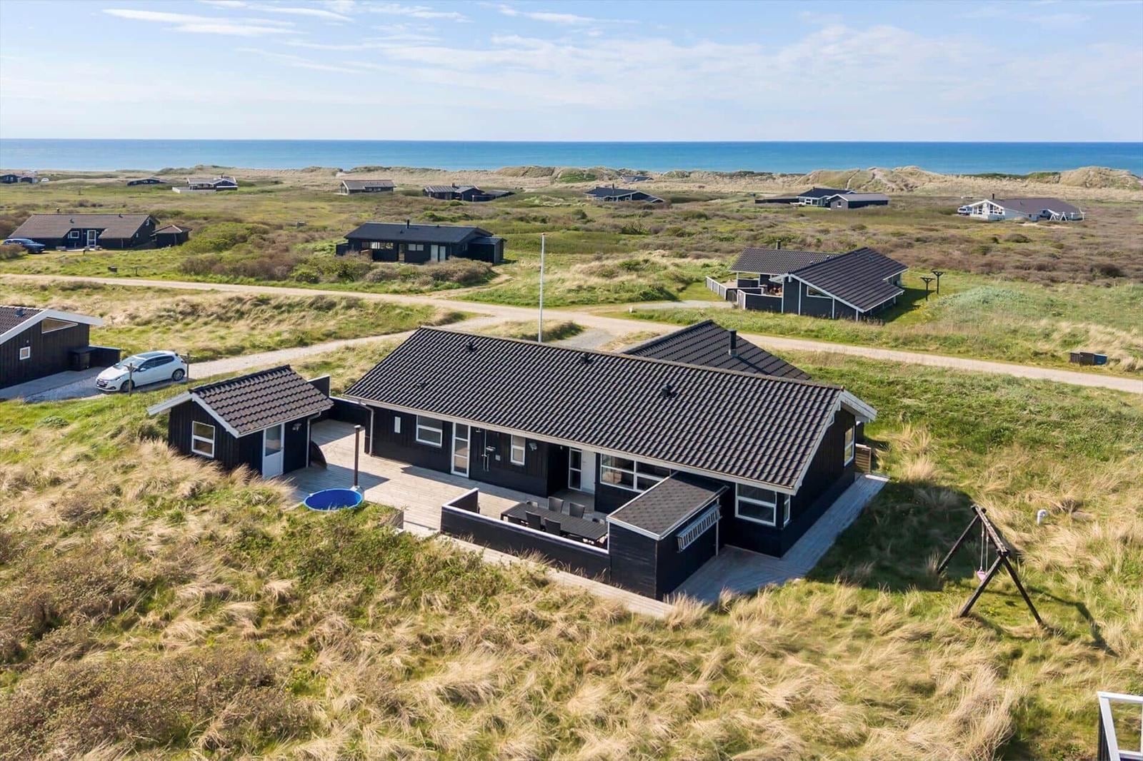 Moderne Strandvilla mit Terrasse, Pool und Aussicht auf das Meer.