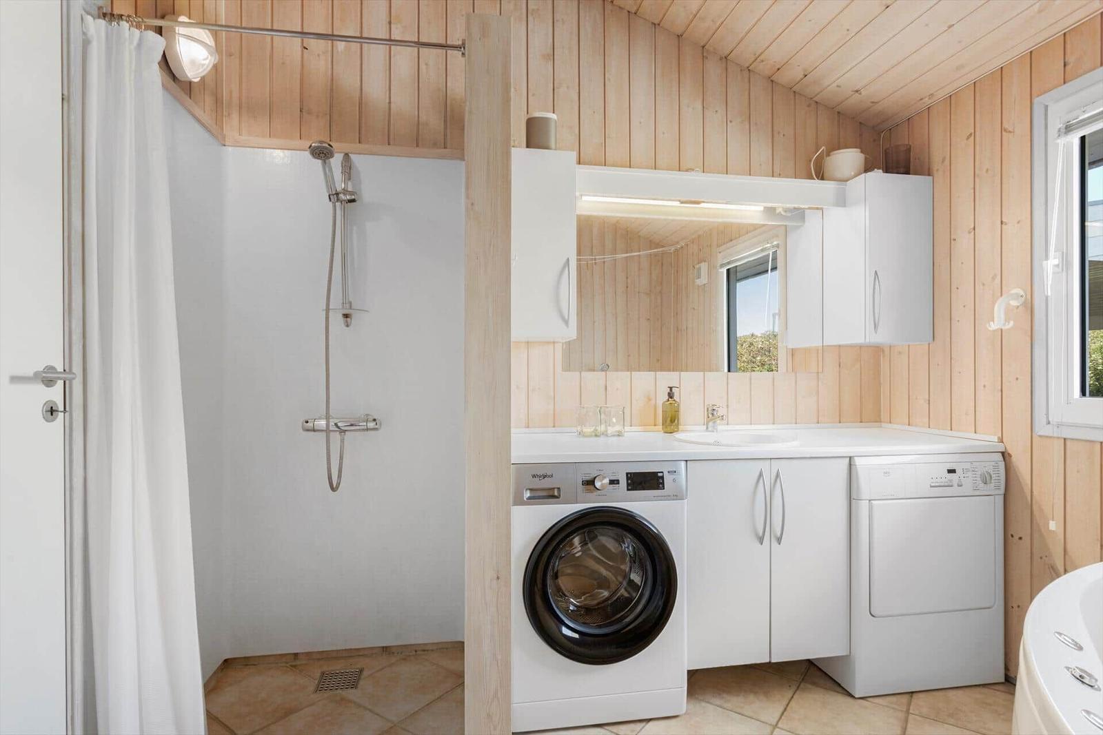 Badezimmer mit Dusche, Waschmaschine und Spülmaschine