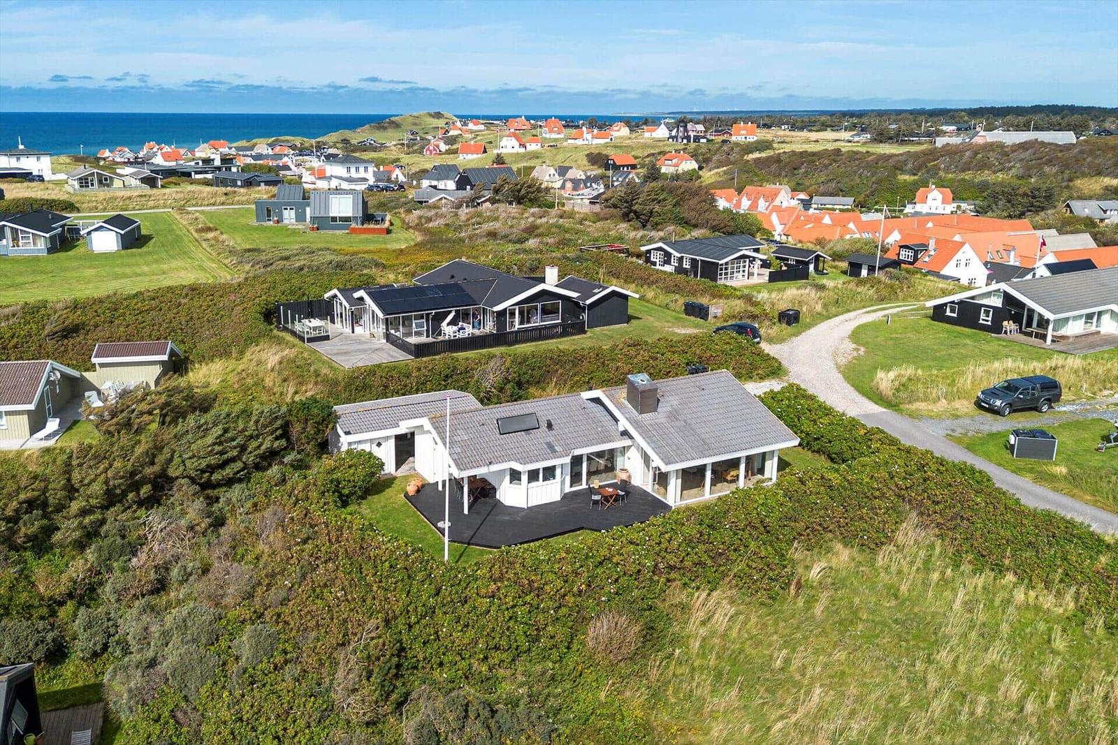 Haus mit Terrasse und Blick aufs Meer