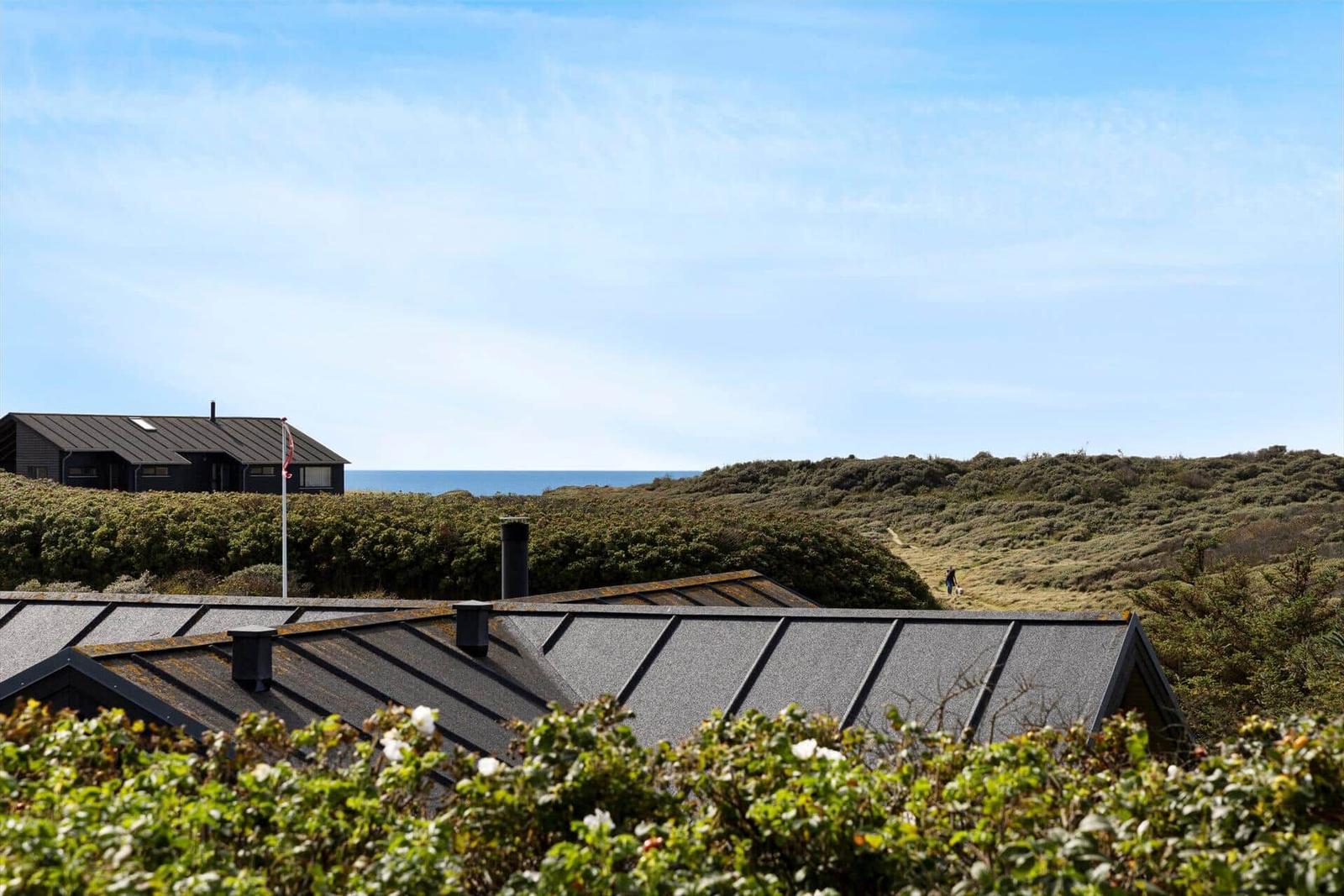 Dachziegelhaus mit Blick auf das Meer und Hügel
