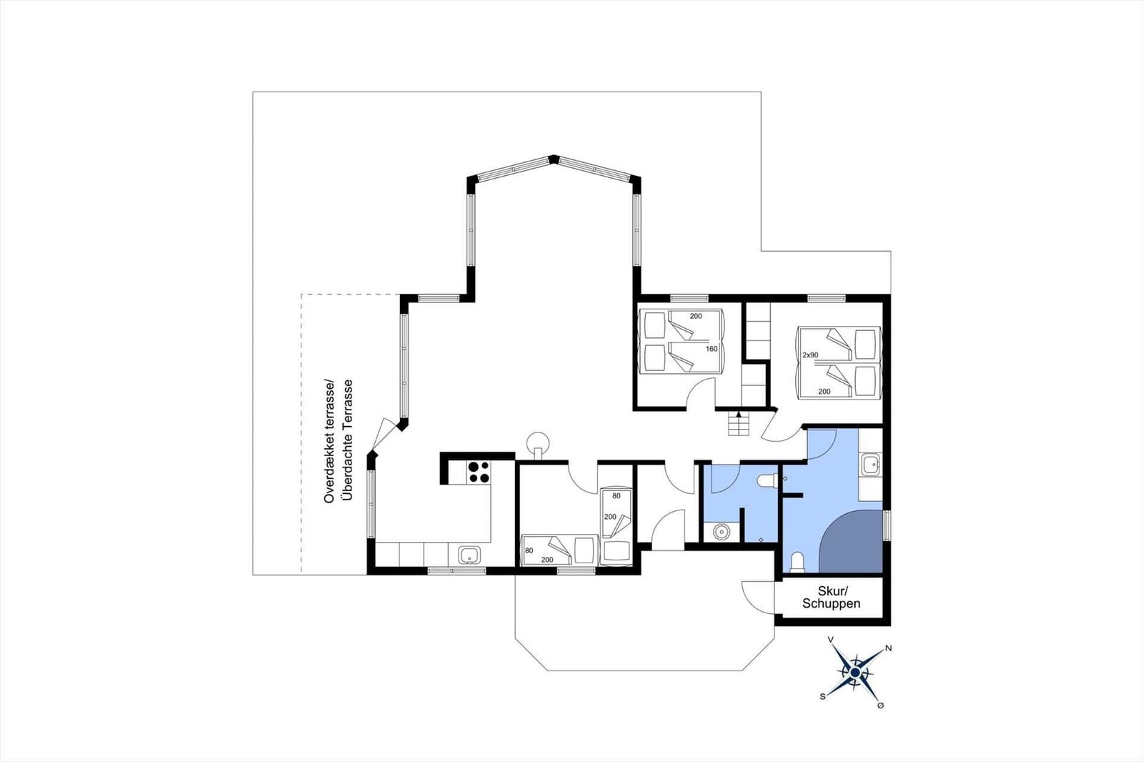 Überdachte Terrasse, Küche, Schlafzimmer und Bad im Grundriss.