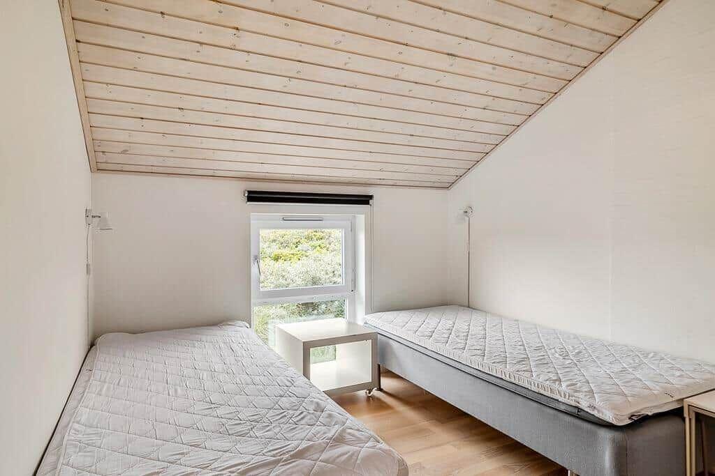 Zwei Schlafplätze mit Matratzen unter einem Holzdecken