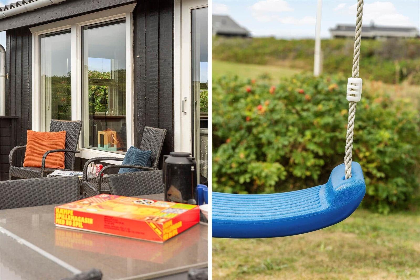 Terrasse mit Sitzgelegenheiten und Spielbox. Blauer Schaukelstuhl im Garten.