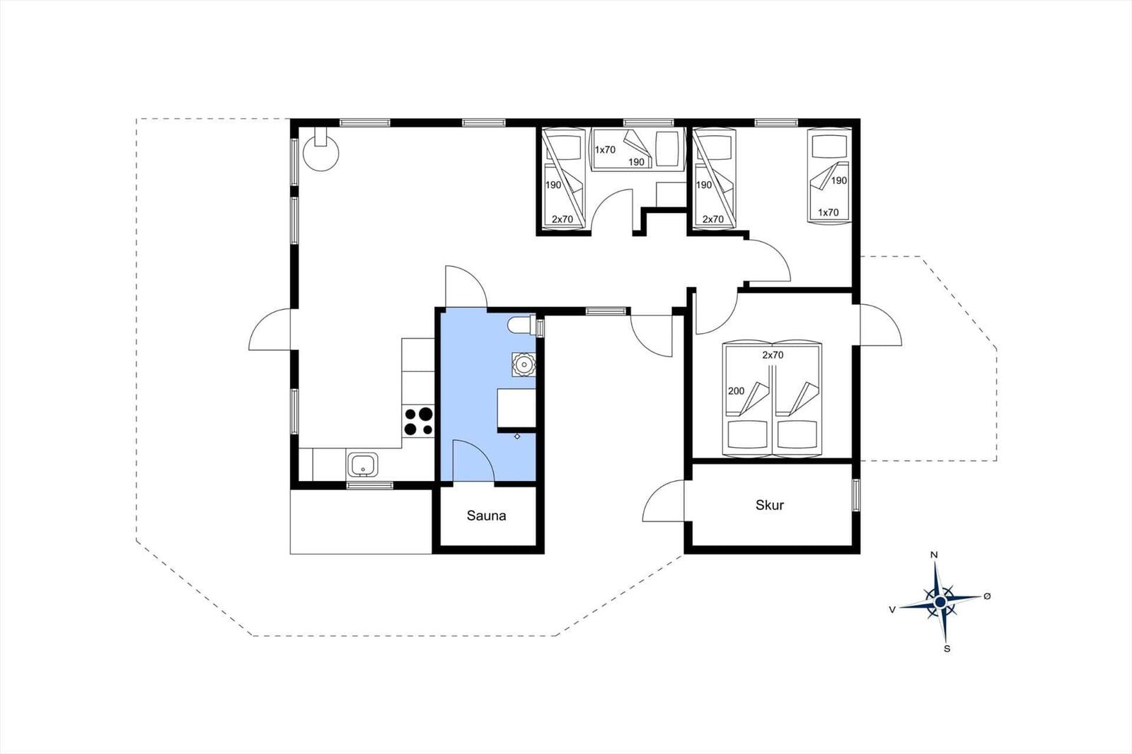 Die Wohnung hat drei Schlafzimmer, eine Sauna und einen Skur. Küche und Bad sind vorhanden.