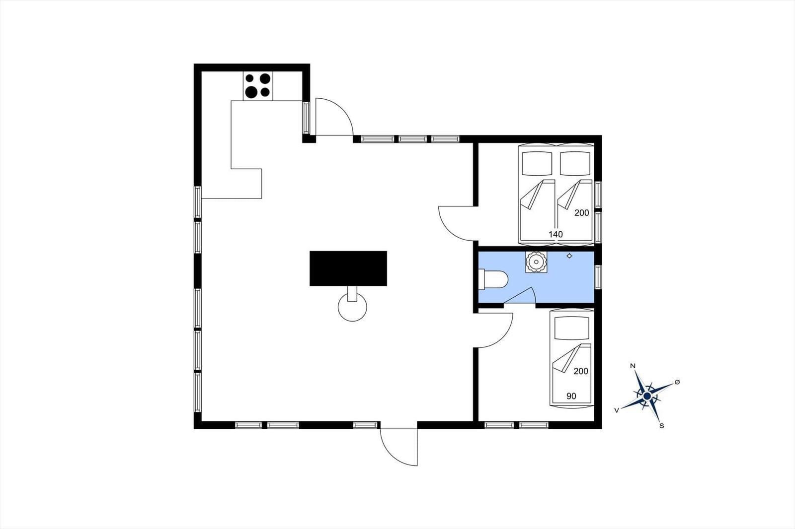 Wohnung mit Küche, Schlafzimmer und Bad. Flur mit Tisch und Stuhl.