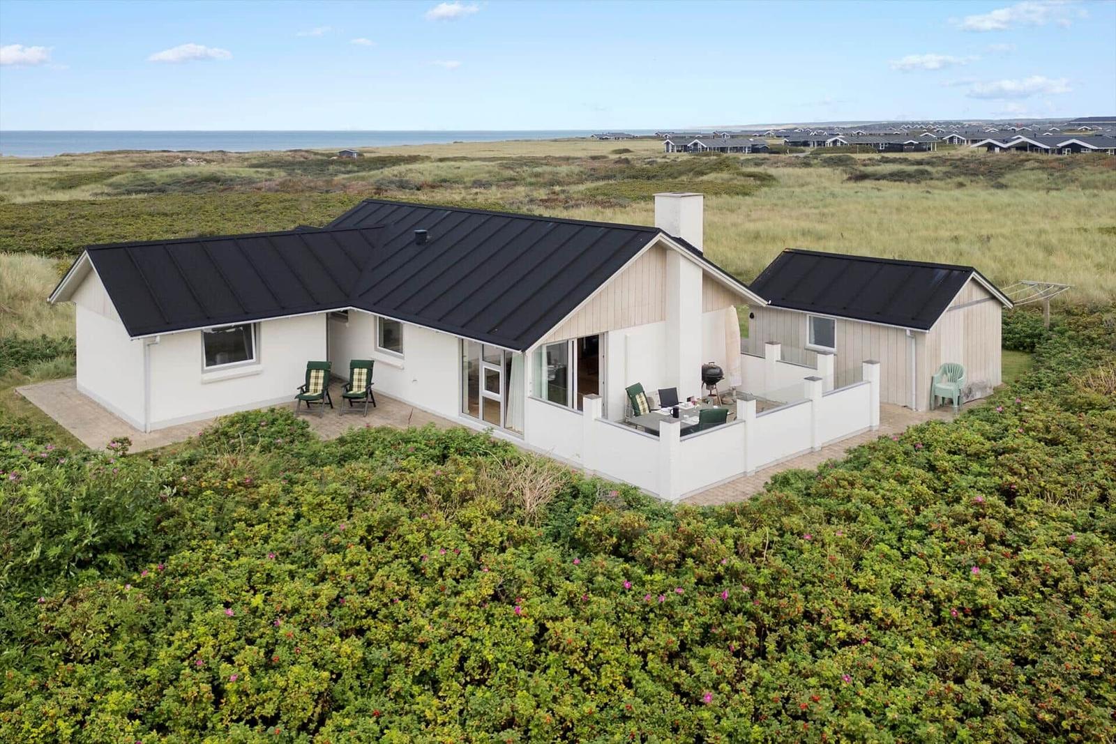 Moderne Ferienhaus mit Terrasse, Grill und Blick auf die Nordsee.