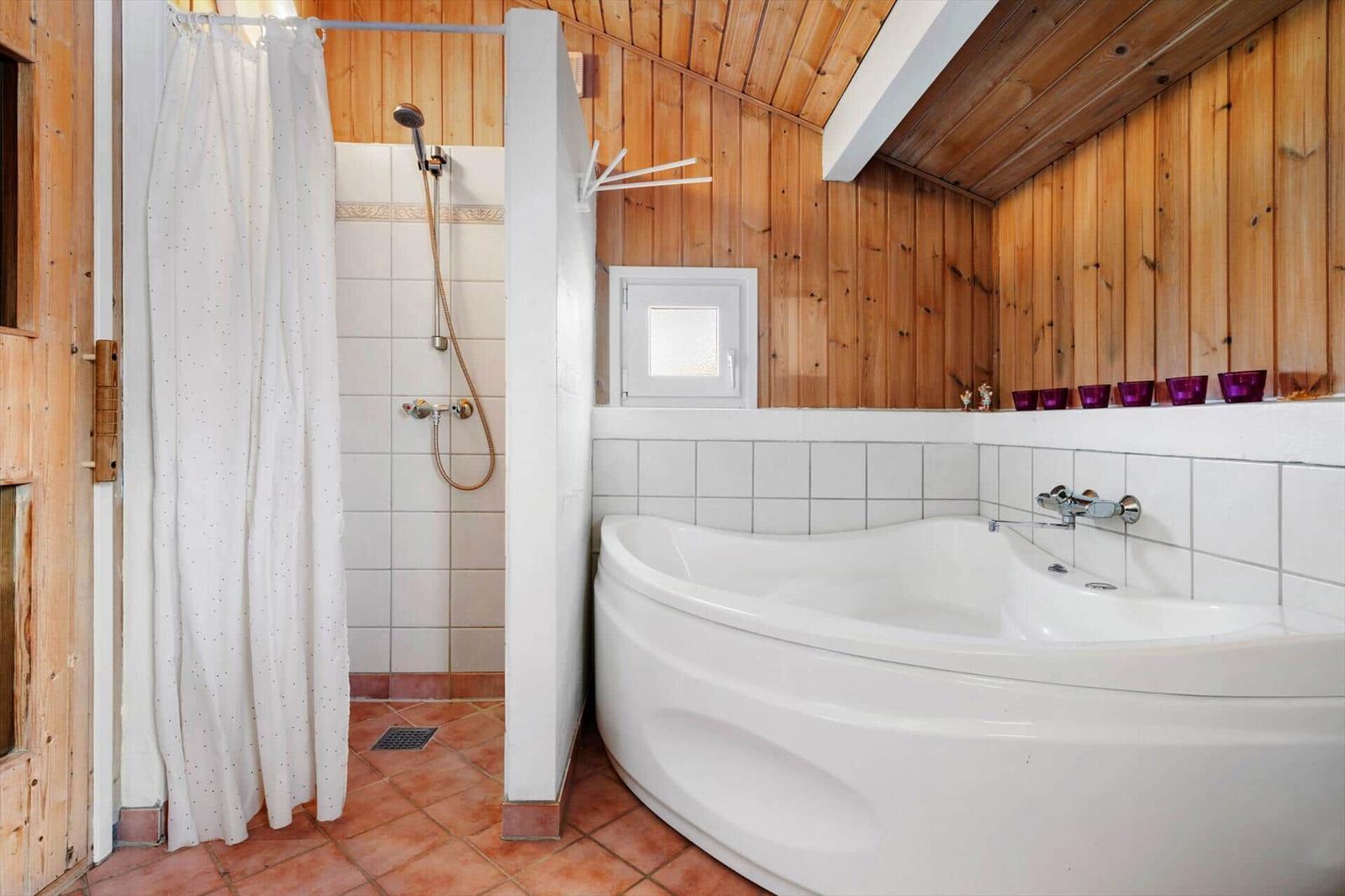Bad mit Dusche und Whirlpoolbad, Holzwand und Fliesen