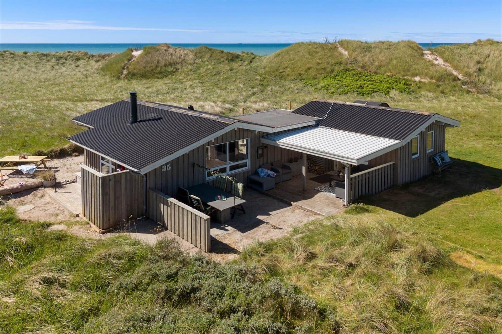 Hütte mit Terrasse und Grillplatz an der Strandpromenade