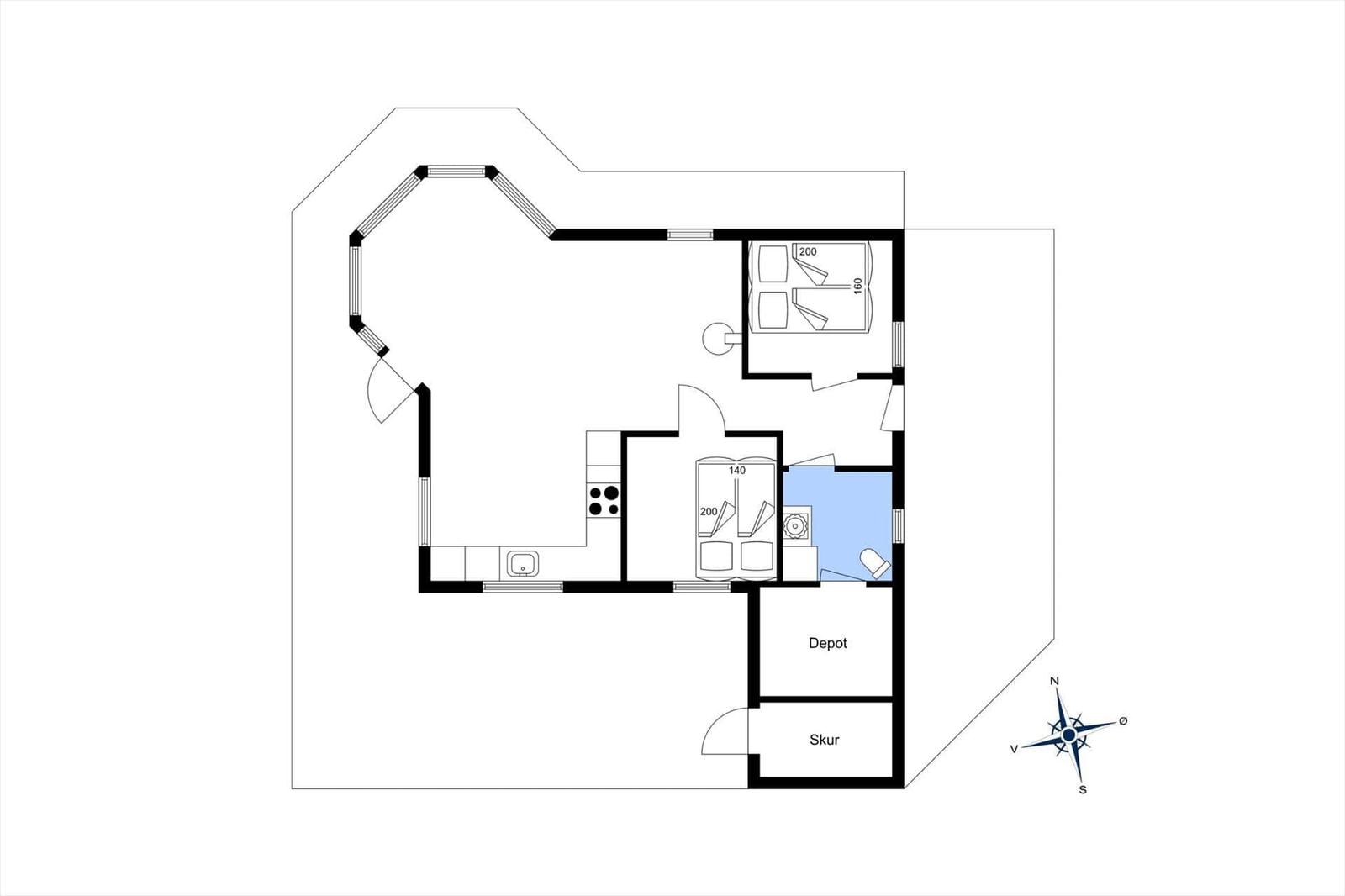 Wohnung mit Küche, Schlafzimmer und Bad. Außenbereich mit Depot und Skur.