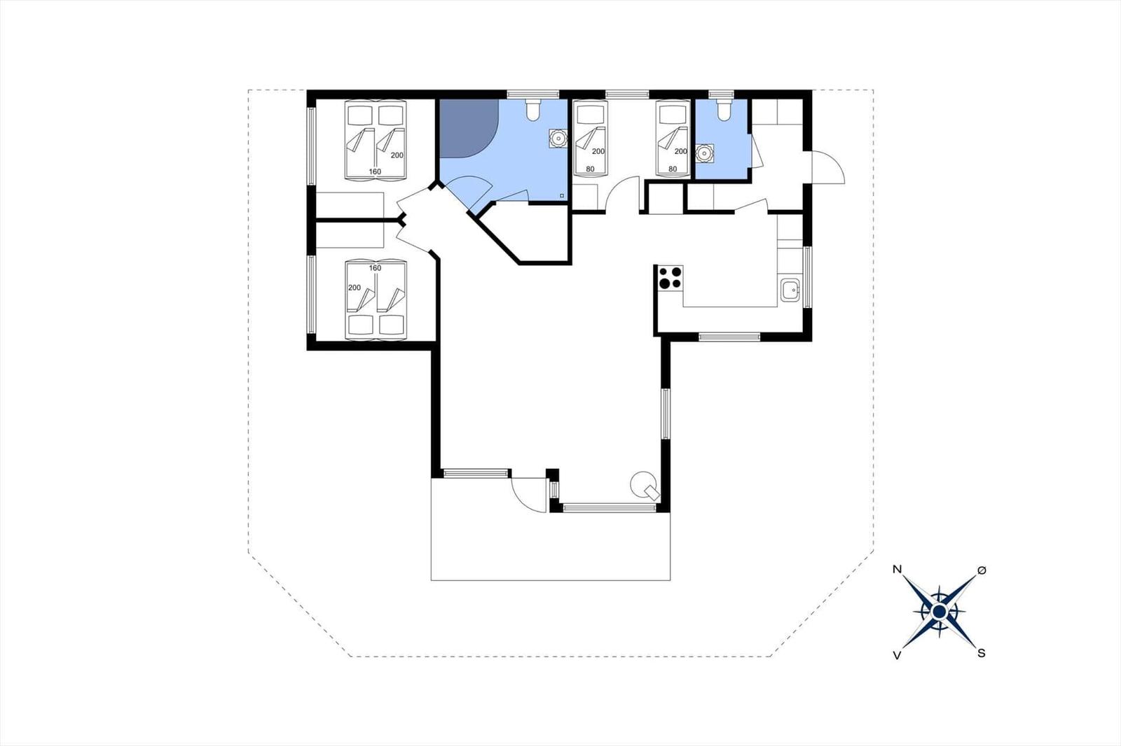 Apartment with three bedrooms, kitchen, and bathroom. Floor plan with orientation.