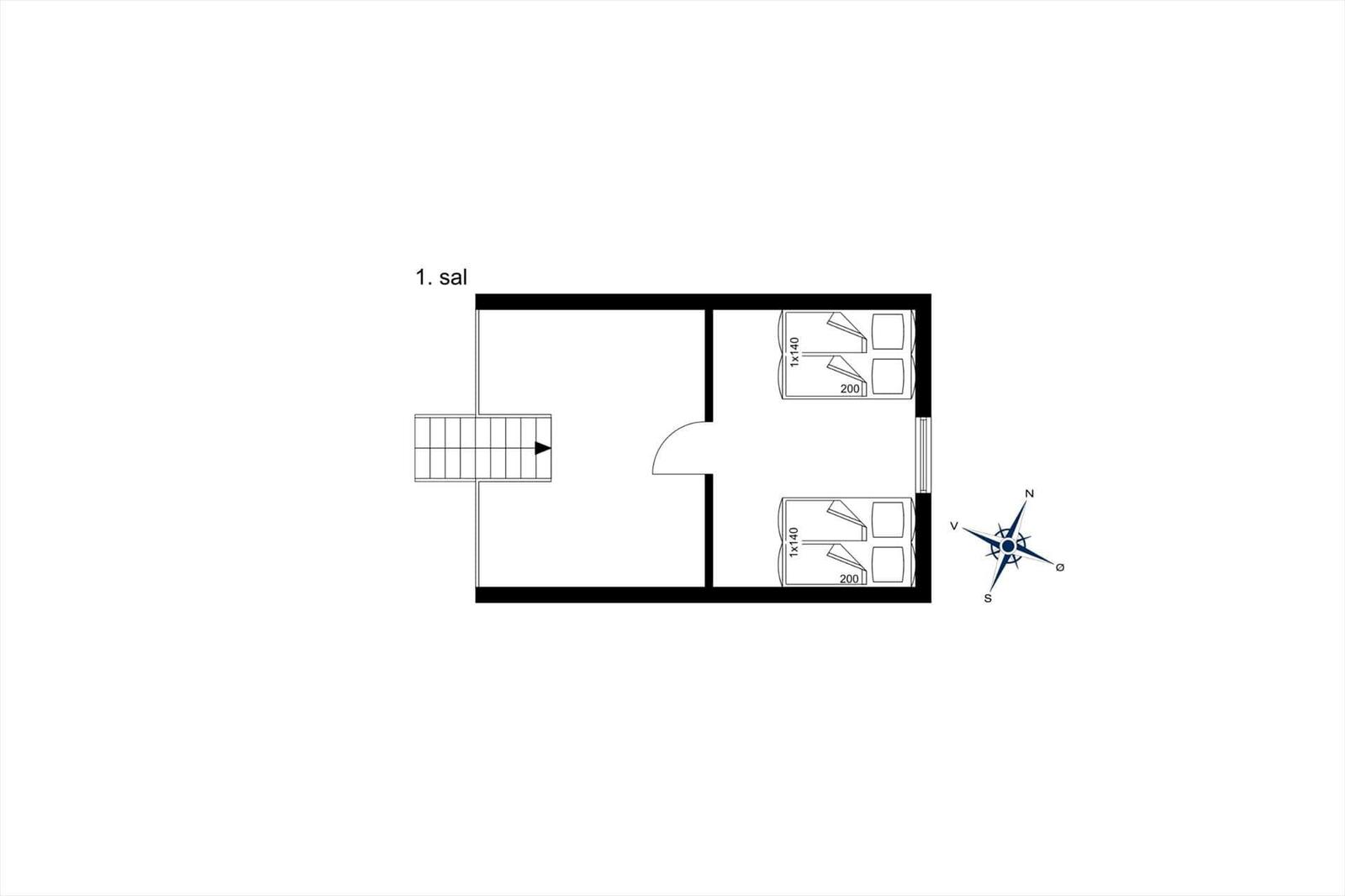 Erdgeschoss mit zwei Schlafzimmern und Treppe zur oberen Etage.