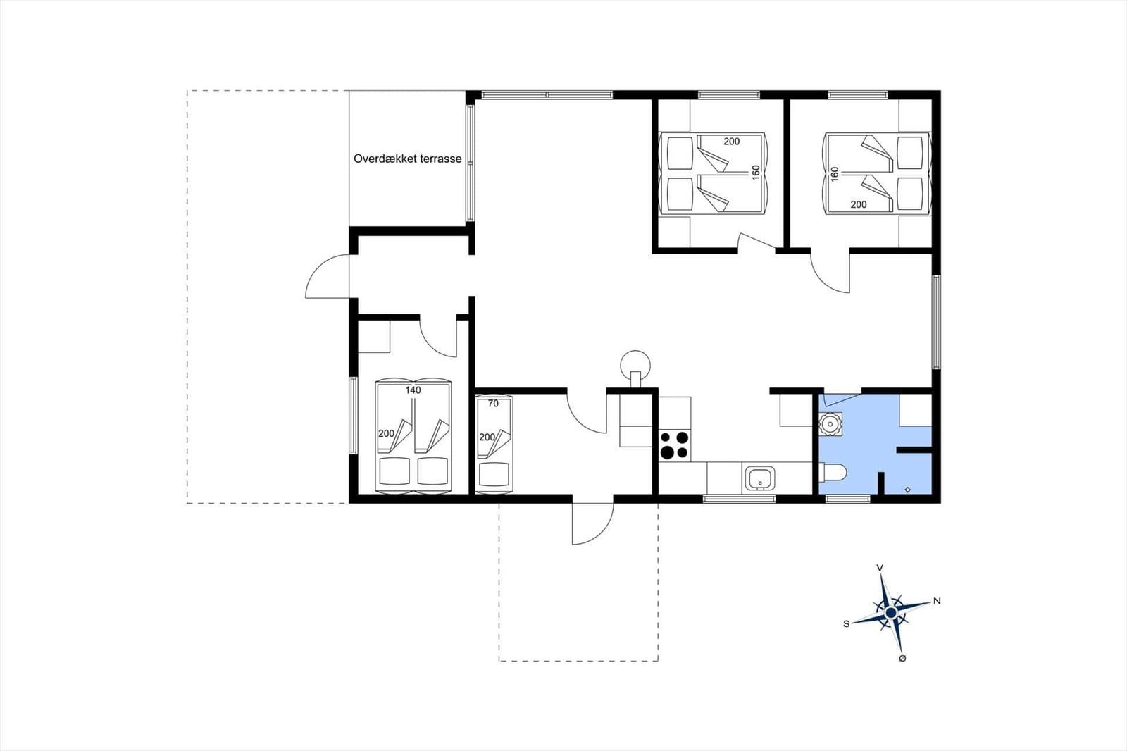 Apartment with three bedrooms, kitchen, and bathroom. Covered terrace available.