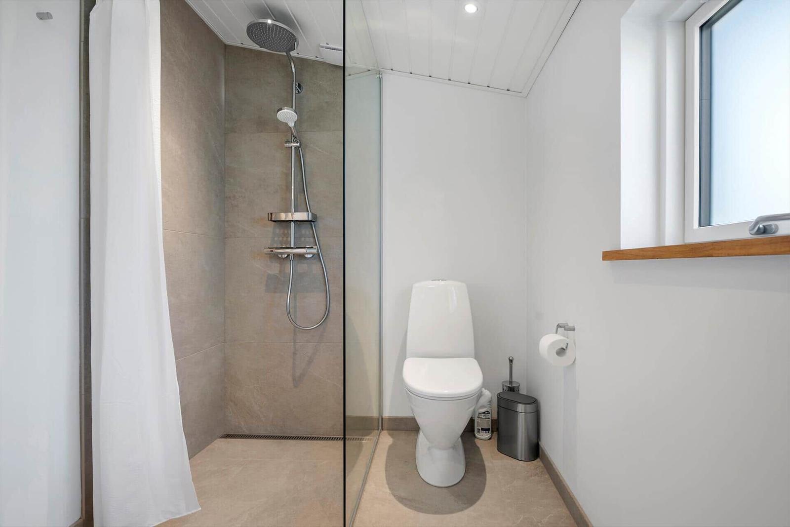 Bad mit Dusche, Toilette und Fenster