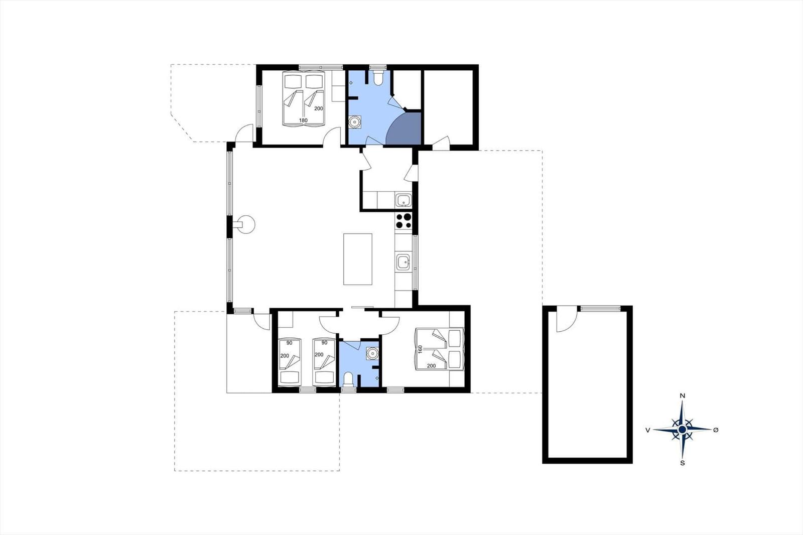 Wohnung mit drei Schlafzimmern, Küche und Bad. Raumübersicht mit Kompass.