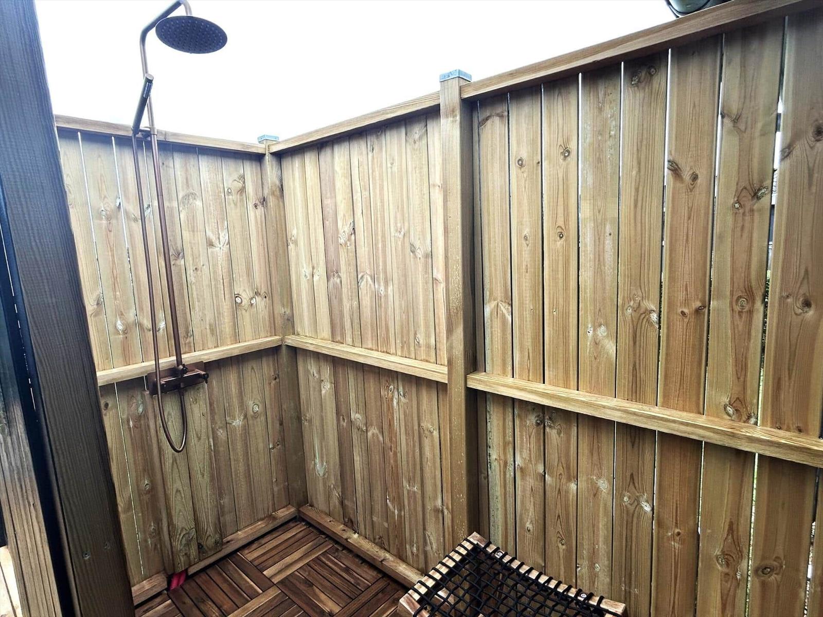 Außen-Dusche mit Holzwand und Dachrinne