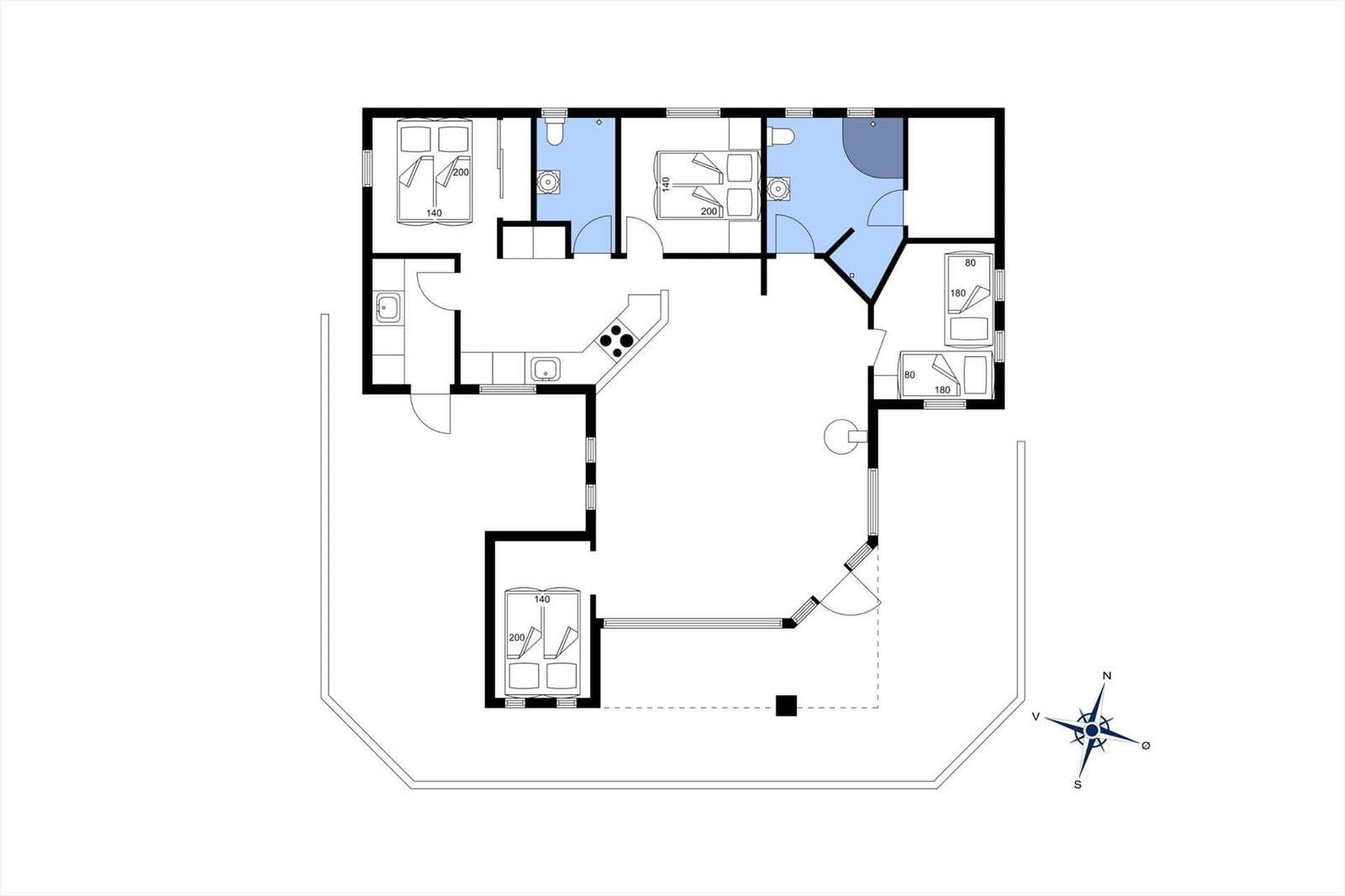 Apartment with kitchen, three bedrooms and two bathrooms. Floor plan with compass.